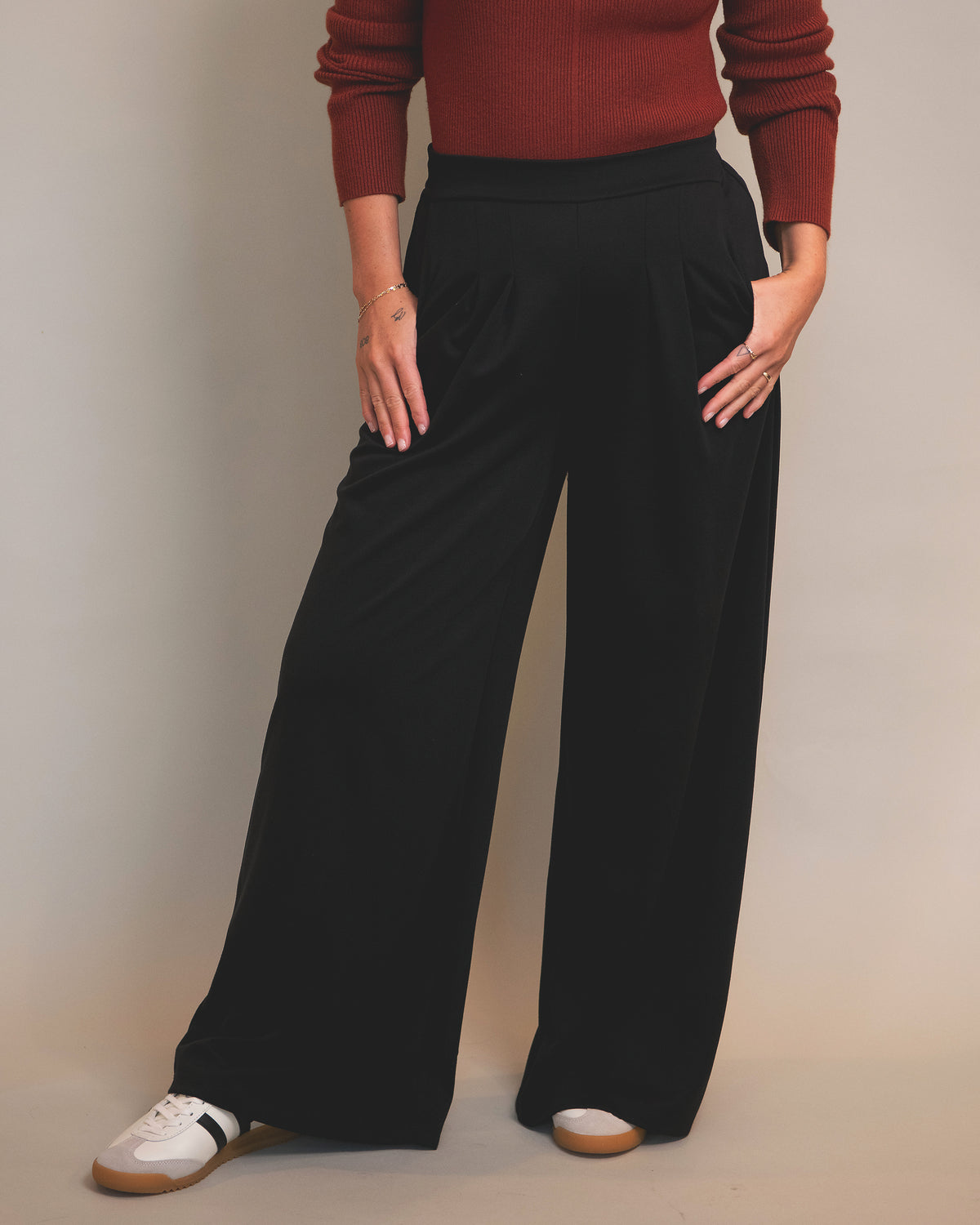 Pleated Wide Leg Sweatpant